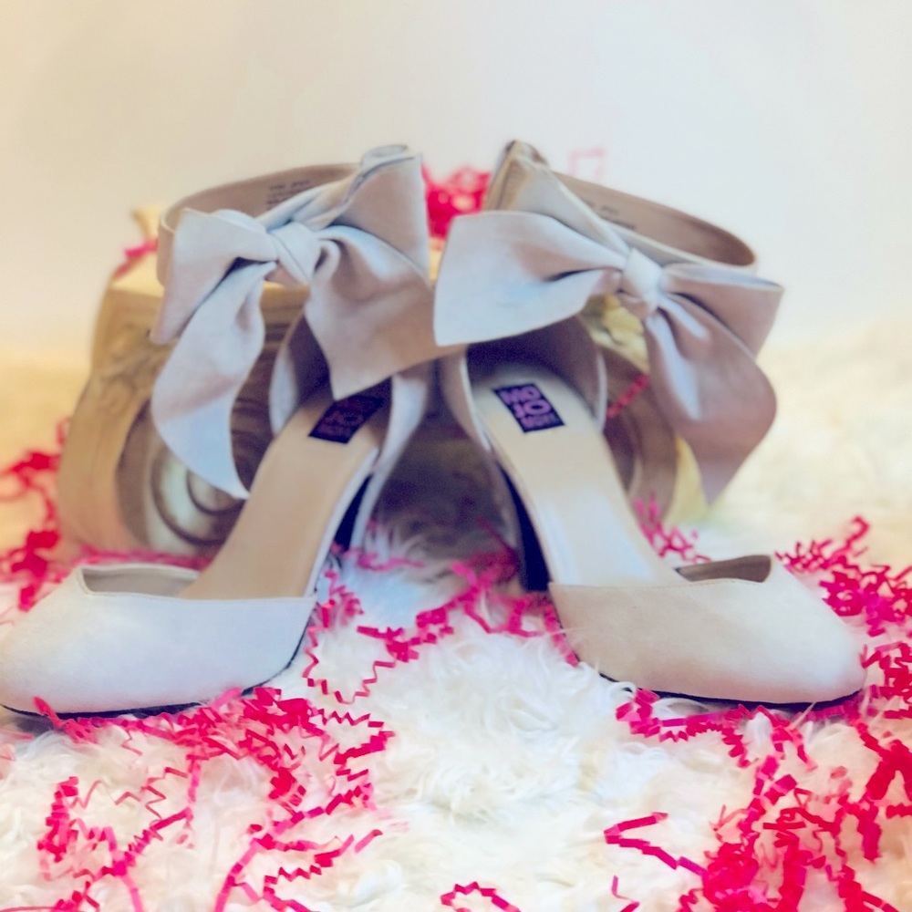 MOJO MOXY TAUPE GREY SUDE HEELS